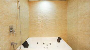 Shower, rainfall showerhead, free toiletries, towels