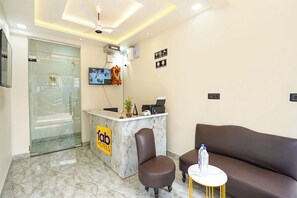 ฝ่ายต้อนรับ