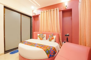 Egyptian cotton sheets, premium bedding, in-room safe, free WiFi - Via The Business (Pune)