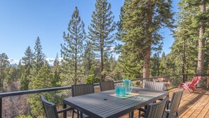 Outdoor dining - Relax in Kings Beach Canterbury Pines- 3BR with Hot tub! (Kings Beach)