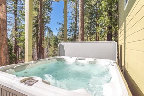 Outdoor spa tub - Relax in Kings Beach Canterbury Pines- 3BR with Hot tub! (Kings Beach)