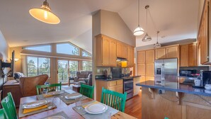 Dining - Relax in Kings Beach Canterbury Pines- 3BR with Hot tub! (Kings Beach)