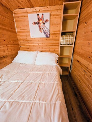 2 bedrooms, iron/ironing board, internet, bed sheets