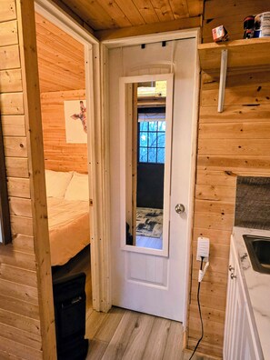 Iron/ironing board, internet, bed sheets