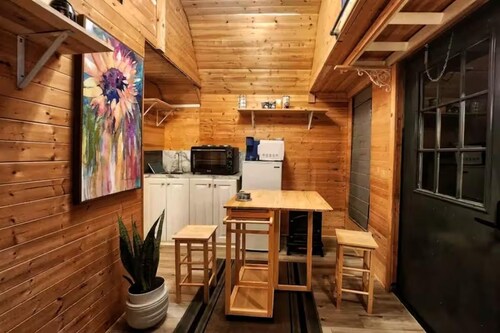 Secluded Cozy Cabin with stunning views, 1-bedroom loft with Futon. Sleeps 4