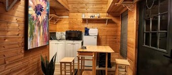 Secluded Cozy Cabin with stunning views, 1-bedroom loft with Futon. Sleeps 4