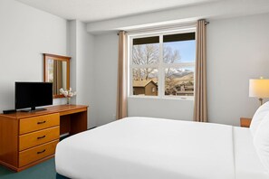 1 bedroom, iron/ironing board, free WiFi, bed sheets - Cozy Hideaway w/ Mtn Views, Near DT Canmore&Banff (Canmore)
