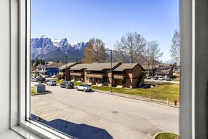 Interior - Cozy Hideaway w/ Mtn Views, Near DT Canmore&Banff (Canmore)
