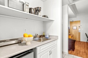 Microwave, stovetop, coffee/tea maker, toaster - Cozy Hideaway w/ Mtn Views, Near DT Canmore&Banff (Canmore)