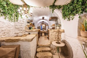 Interior - Rock House – Pool & Authentic 17th-Century Home (Goult)