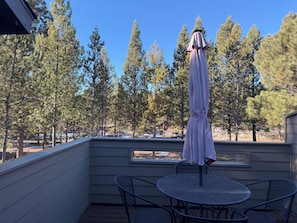 Outdoor dining - The Treehouse: A Stunning 3-Bedroom Retreat to Fall in Love with Sunriver!!! (Sunriver)