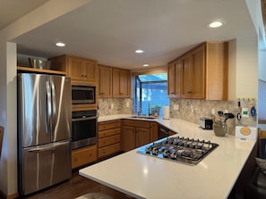 Private kitchen - The Treehouse: A Stunning 3-Bedroom Retreat to Fall in Love with Sunriver!!! (Sunriver)