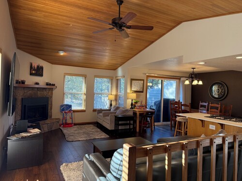 The Treehouse: A Stunning 3-Bedroom Retreat to Fall in Love with Sunriver!!!