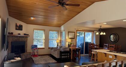 The Treehouse: A Stunning 3-Bedroom Retreat to Fall in Love with Sunriver!!!