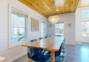Dining - VW 90 Gated in Village Walk, 2 Shared Heated Pools, Parking for 2, Pets Allowed (Port Aransas)