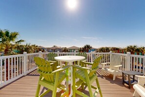 Outdoor dining - VW 90 Gated in Village Walk, 2 Shared Heated Pools, Parking for 2, Pets Allowed (Port Aransas)