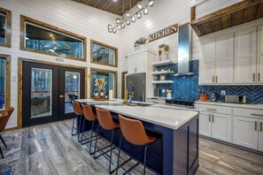 Fridge, microwave, oven, stovetop - New Luxury! Starlight Pines Hot Tub-Arcade-Firepit (Broken Bow)