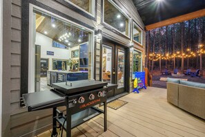 Outdoor dining - New Luxury! Starlight Pines Hot Tub-Arcade-Firepit (Broken Bow)