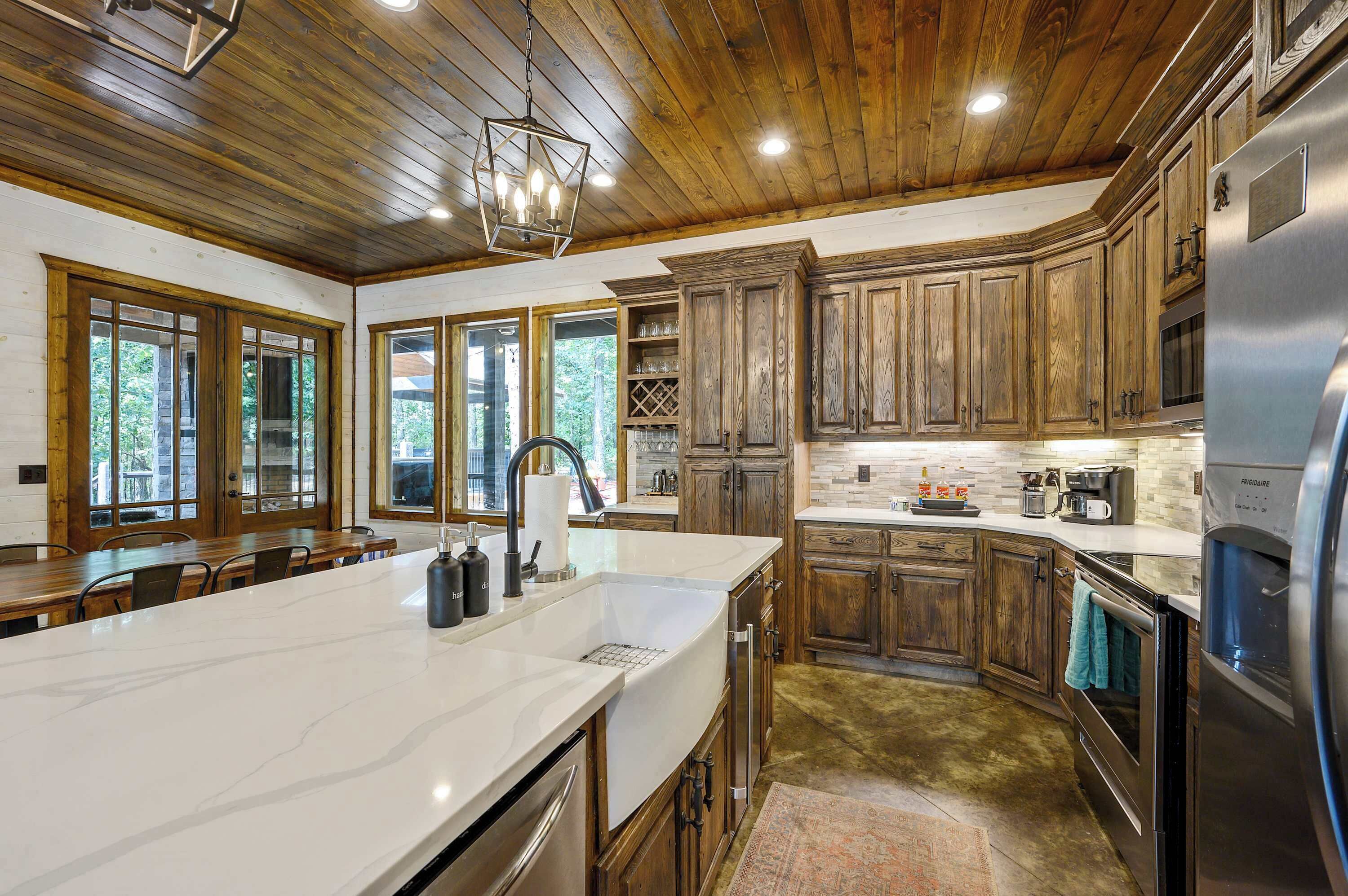 冷蔵庫、電子レンジ、オーブン、コンロ