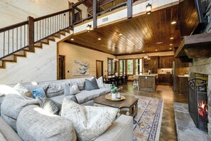 Televisión y chimenea