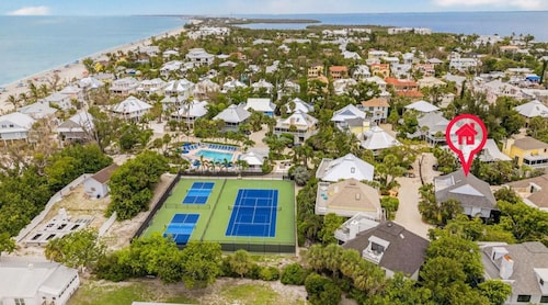 Charming 3 bedroom cottage in gorgeous Captiva  pool, beach, pickle ball, Tennis