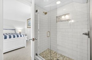 Shower, hair dryer, towels, soap - Charming 3 bedroom cottage in gorgeous Captiva  pool, beach, pickle ball, Tennis (Captiva)