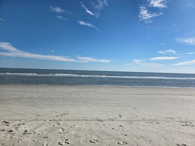 2-bedroom condo in charming Hilton Head Island 5 minute walk to the beach