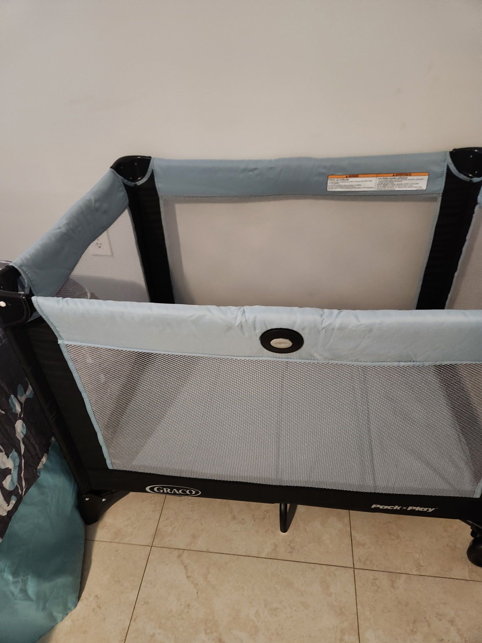 Una silla con respaldo de malla y una etiqueta en el lateral.