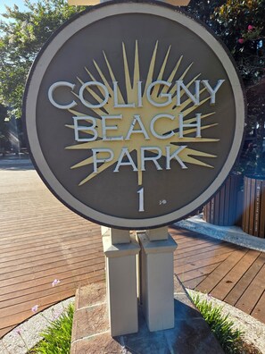 Schild für den Coligny Beach Park.