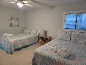 2 bedrooms, desk, iron/ironing board, travel cot - 2-bedroom condo in charming Hilton Head Island 5 minute walk to the beach (Hilton Head Island)