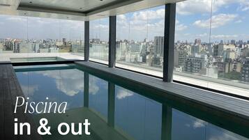 Una piscina techada, una piscina al aire libre