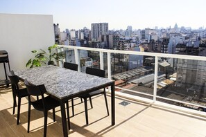 Leilighet – premium | Oppholdsområde | Flatskjerm-TV