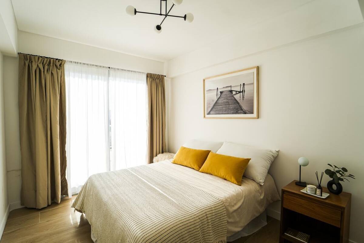 Basic Apart Daire | Odada kasa, dizüstü bilgisayar çalışma alanı