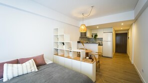 Standard-Studio | Laptopgeeigneter Arbeitsplatz, kostenloses WLAN