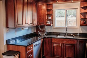 Mikrobølgeovn, ovn, kokeplater og oppvaskmaskin