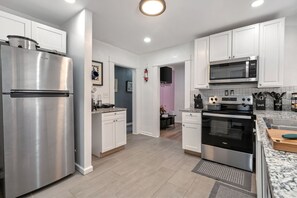 Fridge, microwave, oven, stovetop - Mara Retreat: UNIT BB: Fire Pit-Patio-Games-Jacuzzi-Ping Pong Table (Birmingham)