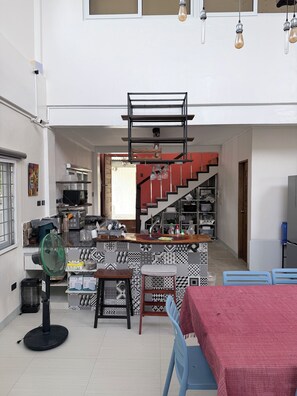 Flat-screen TV - Bateria Seaside Lodge (San Esteban)