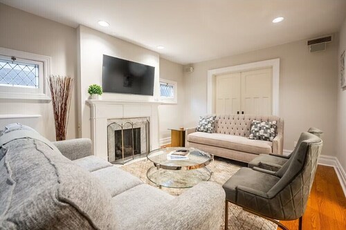 Prestigious Rosedale Neighbourhood 4 BR Home