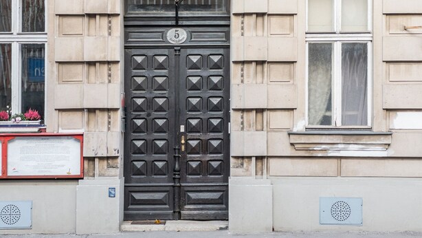 Unclassified image, 1 of 33, button - Blueground | Alsergrund, view, nr Votivkirche (Vienna)