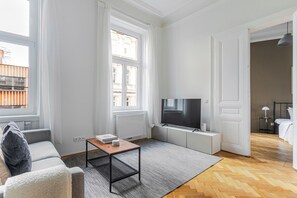 TV, stereo - Blueground | Alsergrund, view, nr Votivkirche (Vienna)
