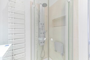Hair dryer, towels - Blueground | Alsergrund, view, nr Votivkirche (Vienna)