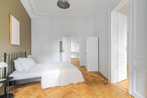 3 bedrooms, iron/ironing board, WiFi, bed sheets - Blueground | Alsergrund, view, nr Votivkirche (Vienna)