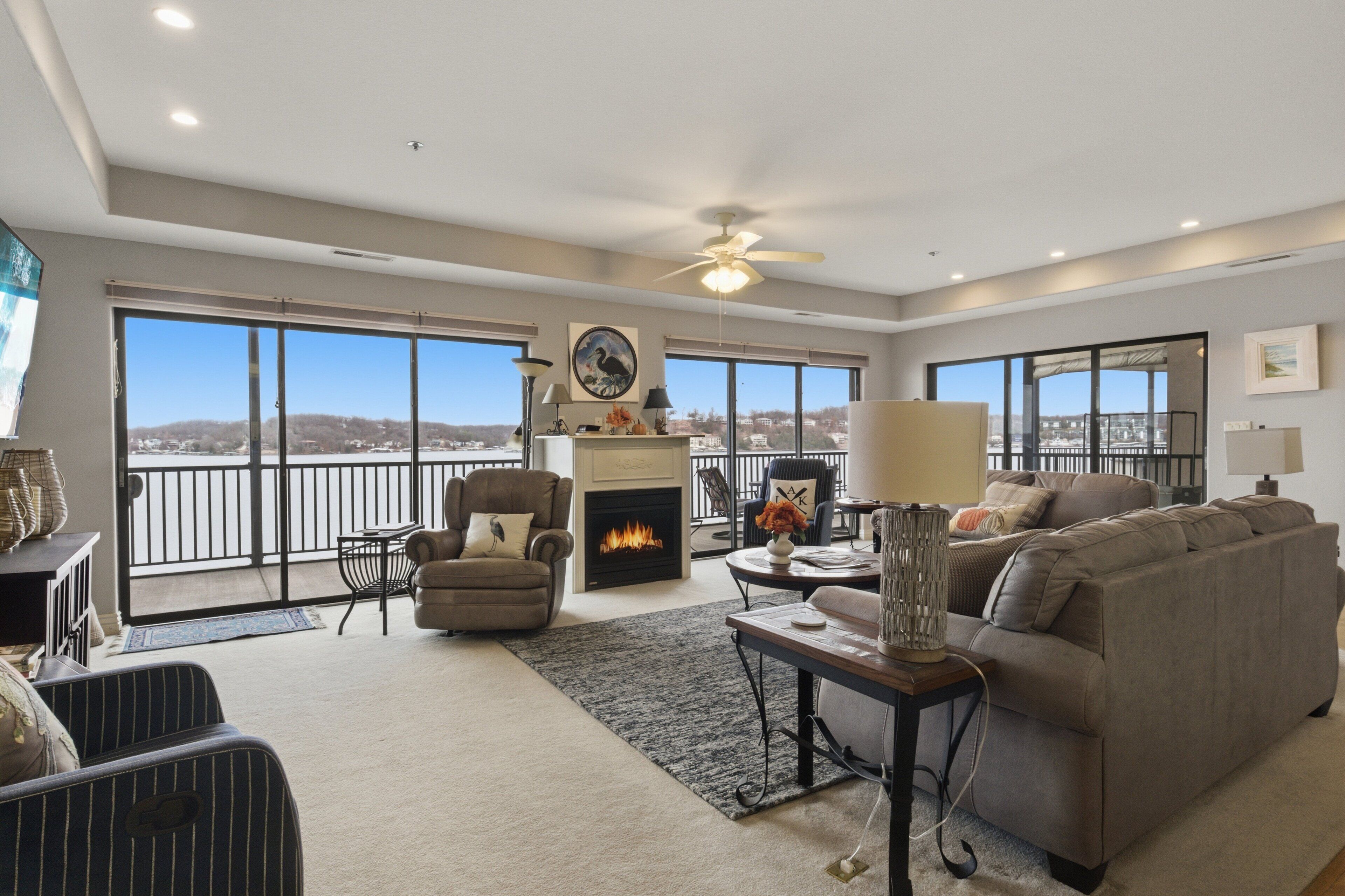 Een smart-tv en boeken