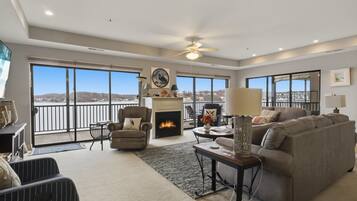 Een smart-tv en boeken