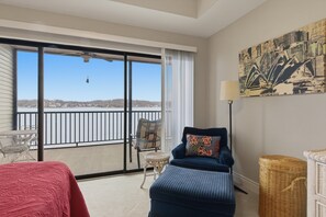 Smart TV, books - Lakeview Condo at The Falls w/ Wraparound Screened Porch, 2 PWC Slips & Pools at 2 MM (Lake Ozark)