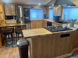 Fridge, microwave, oven, stovetop - Cozy river cottage, 2bedroom 2bathroom in charming Beaverton (Beaverton)