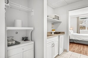 Microwave, stovetop, coffee/tea maker, toaster - Rockies 1BR Haven in CanmoreDT near Banf, Sleeps 4 (Canmore)