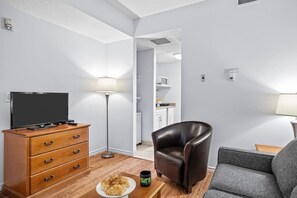 TV - Rockies 1BR Haven in CanmoreDT near Banf, Sleeps 4 (Canmore)