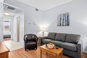 TV - Rockies 1BR Haven in CanmoreDT near Banf, Sleeps 4 (Canmore)