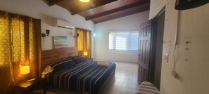2 bedrooms, iron/ironing board, WiFi, bed sheets - Perfectly located vacation home! 3 beds/2 bath (Noord)
